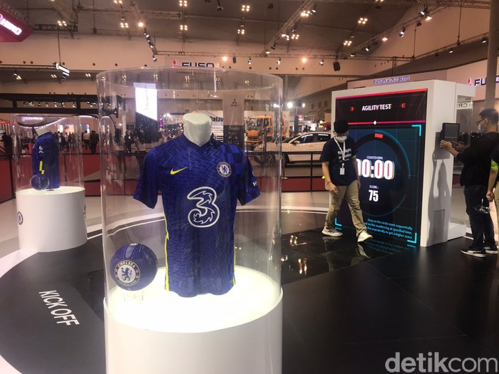 Uji skill bermain sepak bola di corner Hyundai x Chelsea.