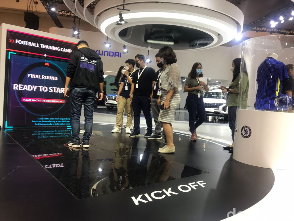 Uji skill bermain sepak bola di corner Hyundai x Chelsea.