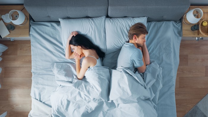 Ilustrasi Tahap Pernikahan Quarrelling Young Couple in the Bed, Young People Lying Turned Away From Each other and Lay on Their Sides Holding Grudges and Being Offended