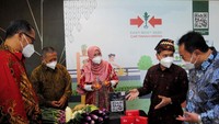 Pelaksana Harian Rektor IPB University Drajat Martianto bersama Deputy Managing Director PT East West Seed Indonesia (Ewindo) Afrizal Gindow, Director Ewindo Asep Harpenas dan Ketua Perhimpunan Ilmu Pemuliaan Indonesia (Peripi) M. Syukur berbincang dengan salah satu peraih penghargaan Indonesian Breeder Award 2021 Nugraheni Vita Rachma di Bogor.