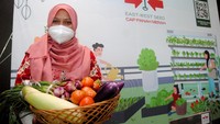 Pemulia tanaman sayuran peraih penghargaan Indonesian Breeder Award 2021 Nugraheni Vita Rachma menunjukkan sejumlah varietas sayuran di sela acara Indonesian Breeder Award 2021 di Bogor.  