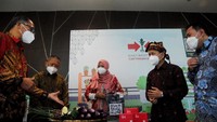 Ewindo bersama IPB University dan Peripi untuk kedua kali memberikan penghargaan kepada sepuluh pemulia tanaman termasuk konservator plasma nutfah guna mendorong minat dan kualitas pemulia tanaman dimana Indonesia hanya memiliki 250 orang peneliti aktif sementara idealnya dibutuhkan 7000 peneliti untuk menemukan dan merakit varietas unggul tanaman guna mendukung terciptanya kedaulatan pangan.