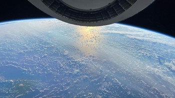 Terpaan sinar Matahari menimbulkan pemandangan Bumi yang spektakuler. Foto: SpaceX