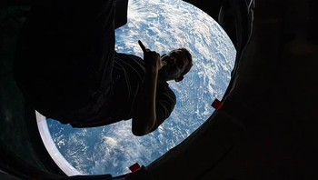 Komandan penerbangan ini adalah Jared Isaacman, pendiri dan CEO perusahaan teknologi Shift4 Payments. Tampak di sini dia melayang dengan latar pemandangan Planet Bumi yang bulat. Foto: Inspiration4