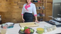 Chef Aiko terkenal sebagai salah satu selebriti chef di Indonesia. Selain cantik, ia juga dikenal ramah dan jago masak. Tapi kali ini ada kabar buruk karena Chef Aiko dan suami baru saja kehilangan kendaraan berupa sepeda motor.  Foto: Instagram @aiko_sarwosri