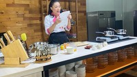 Jangan lupa malam Minggu masak untuk orang tersayang kalian, kata Chef Aiko. Dengan baju masak berwarna merah muda cerah, ia tampak lebih cantik dan segar.  Foto: Instagram @aiko_sarwosri