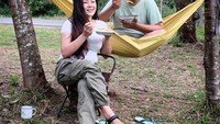 Piknik di Bandung bareng sang suami, Chef Aiko memilih untuk tetap masak. Ia asyik menikmati menu sarapannya sambil duduk santai menikmati pemandangan alam.  Foto: Instagram @aiko_sarwosri