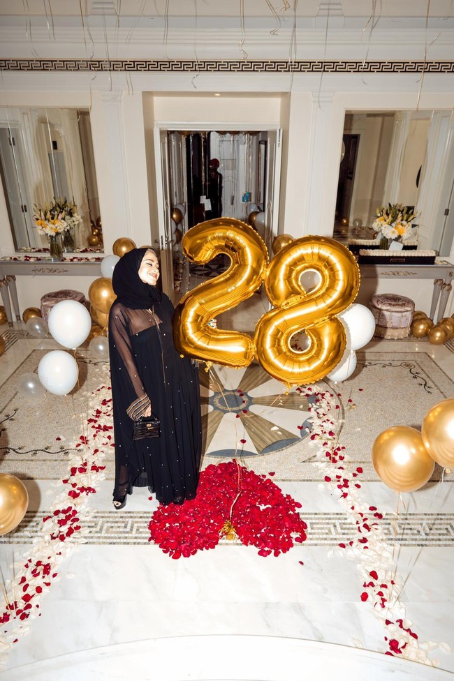 Netizen dibuat bingung sekaligus mengkritik pilihan busana Maria. Di ulang tahunnya itu, Maria mengenakan busana panjang hitam dengan potongan seperti abaya, lengkap dengan hijab. Foto: dok. Twitter