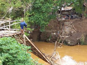 Jembatan Alternatif Ini Putus Diterjang Banjir Bandang dari Lereng Bromo