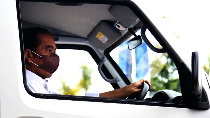 Saat mengunjungi pameran GIIAS 2021, Jokowi sempat menjajal mobil listrik Mitsubishi yang belum dijual untuk umum, yaitu Mitsubishi Minicab-MiEV. Begini momennya.