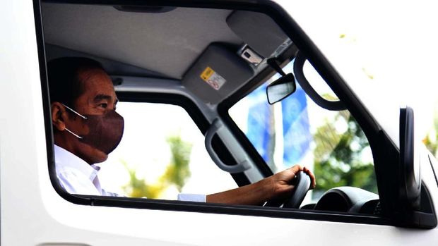 Saat mengunjungi pameran GIIAS 2021, Jokowi berkesempatan test drive mobil listrik Mitsubishi yang belum dijual ke publik, Mitsubishi Minicab-MiEV.  Inilah saatnya.