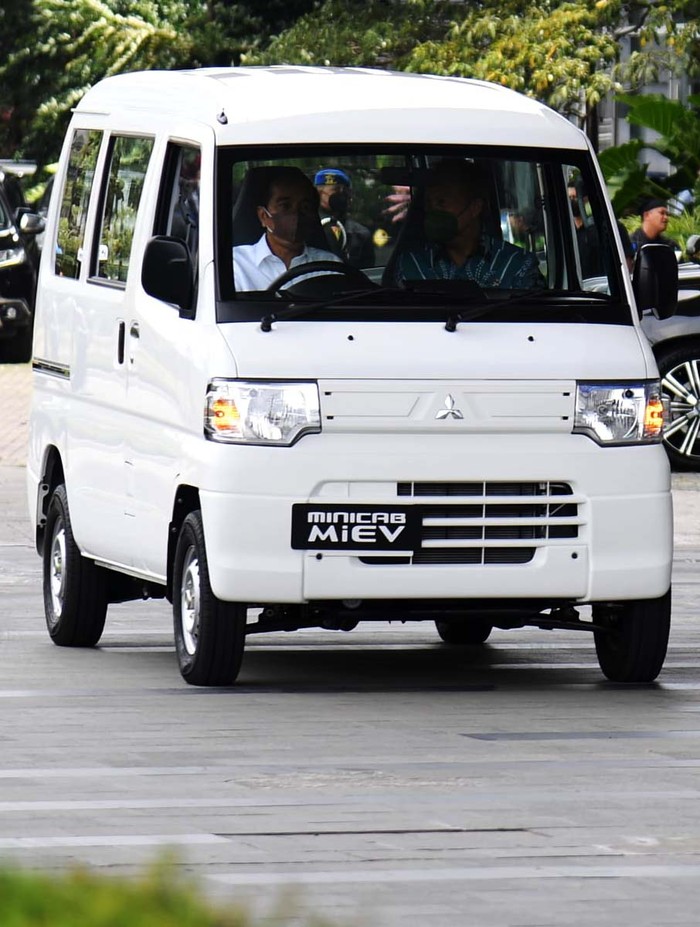 Saat mengunjungi pameran GIIAS 2021, Jokowi sempat menjajal mobil listrik Mitsubishi yang belum dijual untuk umum, yaitu Mitsubishi Minicab-MiEV. Begini momennya.