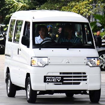 Saat mengunjungi pameran GIIAS 2021, Jokowi sempat menjajal mobil listrik Mitsubishi yang belum dijual untuk umum, yaitu Mitsubishi Minicab-MiEV. Begini momennya.
