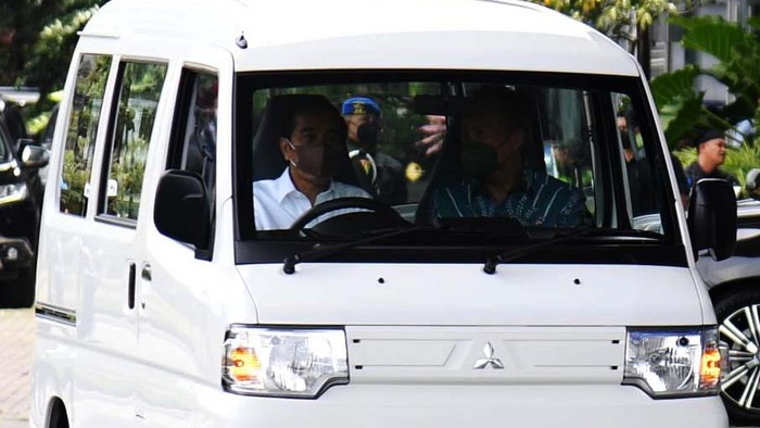 Jokowi Jajal Mobil Listrik Minicab-MiEV Saat mengunjungi pameran GIIAS 2021, Jokowi sempat menjajal mobil listrik Mitsubishi yang belum dijual untuk umum, yaitu Mitsubishi Minicab-MiEV. Begini momennya.