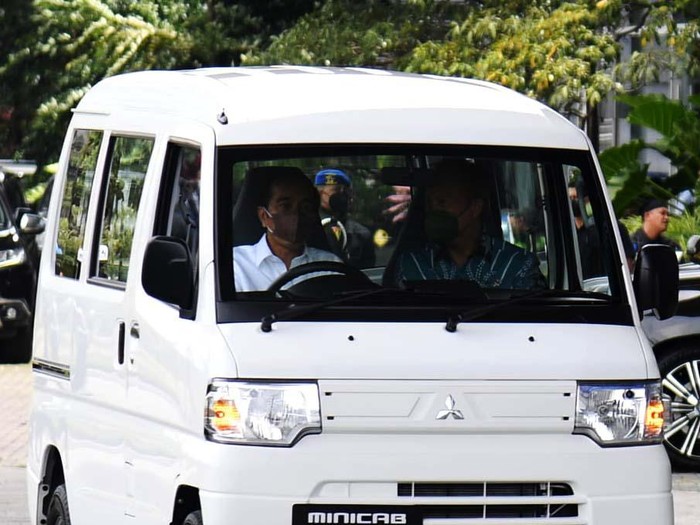 Saat mengunjungi pameran GIIAS 2021, Jokowi sempat menjajal mobil listrik Mitsubishi yang belum dijual untuk umum, yaitu Mitsubishi Minicab-MiEV. Begini momennya.
