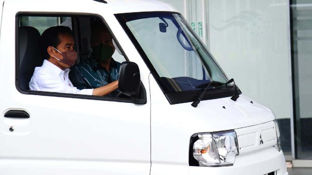 Saat mengunjungi pameran GIIAS 2021, Jokowi sempat menjajal mobil listrik Mitsubishi yang belum dijual untuk umum, yaitu Mitsubishi Minicab-MiEV. Begini momennya.