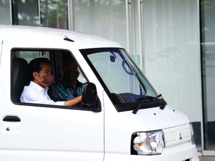 Wuss... Jokowi Jajal Mobil Listrik Minicab-MiEV