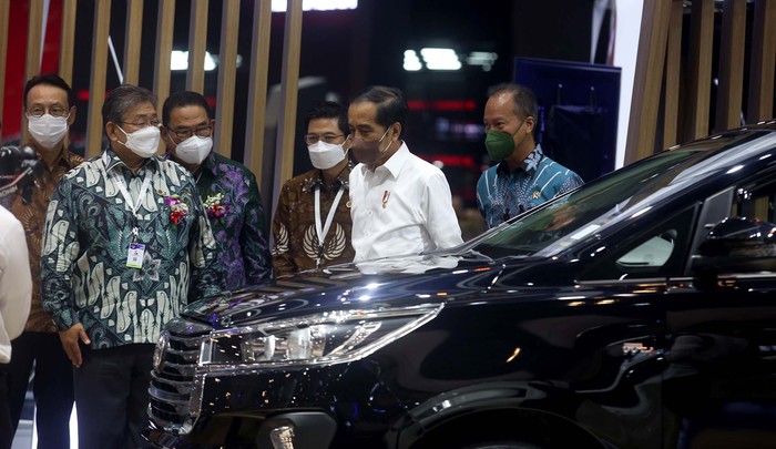 Presiden Jokowi melihat-lihat berbagai mobil dalam kunjungannya ke GIIAS 2021. Jokowi juga sempat mengunjungi booth Toyota.