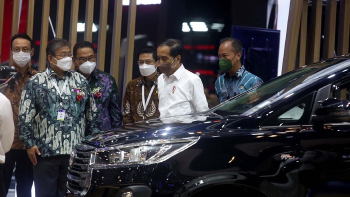 Presiden Jokowi melihat-lihat berbagai mobil dalam kunjungannya ke GIIAS 2021. Jokowi juga sempat mengunjungi booth Toyota.