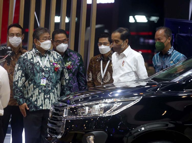 Jokowi Kunjungi Booth Toyota di GIIAS 2021