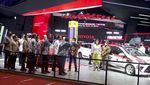 Jokowi Kunjungi Booth Toyota di GIIAS 2021