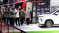 Presiden Jokowi mengunjungi booth Toyota pada GIIAS 2021, di ICE BSD City Tangerang, Rabu (17/11).