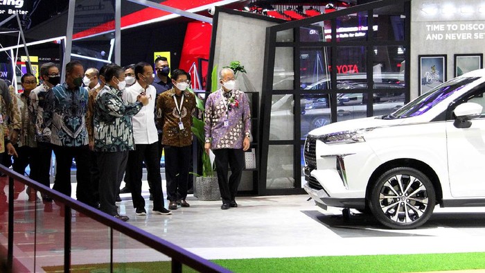 Presiden Jokowi melihat-lihat berbagai mobil dalam kunjungannya ke GIIAS 2021. Jokowi juga sempat mengunjungi booth Toyota.