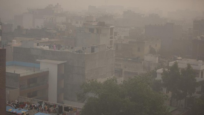 Morning haze and smog envelops the skyline in New Delhi, India, Friday, Nov. 5, 2021. New Delhis pollution crisis worsened on Sunday as air quality hit dangerous levels, a problem that rears its head every winter. (AP Photo/Altaf Qadri)