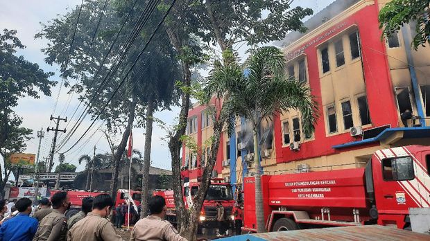 Kantor Disdukcapil Palembang kebakaran. (Foto. Prima Syahbana/detikcom)