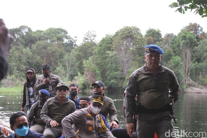 Kapolda Riau, Irjen Agung Setya memimpin operasi gabungan pengungkapan illegal logging di Cagar Biosfer Giam Siak Kecil, Riau (Raja Adil/detikcom) Kapolda Riau, Irjen Agung Setya memimpin operasi gabungan pengungkapan illegal logging di Cagar Biosfer Giam Siak Kecil, Riau (Raja Adil/detikcom)