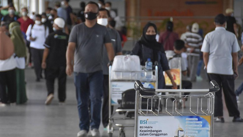 Kedatangan Wisatawan di NTB Mulai Meningkat Penggemar Super Bike mulai berdatangan di Bandara Lombok untuk menyaksikan World Super Bike Mandalika 19-21 November 2021 mendatang.
