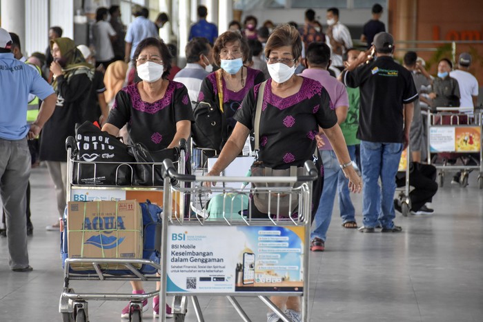 Penggemar Super Bike mulai berdatangan di Bandara Lombok untuk menyaksikan World Super Bike Mandalika 19-21 November 2021 mendatang.