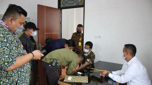 Kejari Tanjabtim saat menangkap 2 pejabat KPU Tanjabtim (dok istimewa)