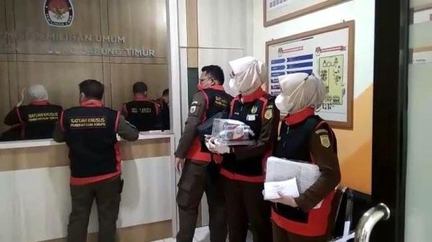 Kejari Tanjabtim saat menggeledah KPU Tanjabtim atas dugaan penyelewengan dana hibah Pilkada 2020 (dok Istimewa)