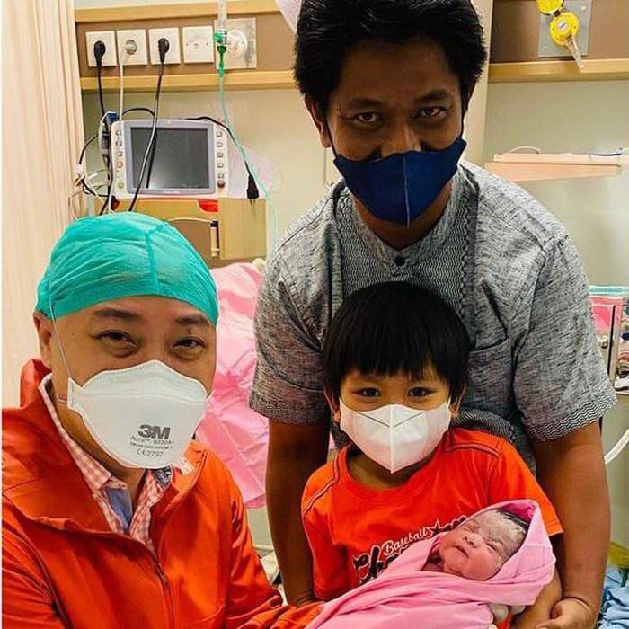 Bayi kembar biasanya lahir dalam waktu yang relatif bersamaan. Namun, bayi kembar asal Sumenep, Madura ini memiliki jarak lahir 6 tahun.