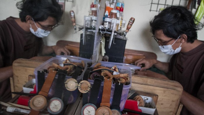 Perajin menyelesaikan pembuatan jam tangan kayu berbahan limbah papan skateboard di Bengkel Loosewood, Banjarsari, Solo, Jawa Tengah, Rabu (17/11/2021). Jam tangan kayu tersebut telah dipasarkan ke negara Inggris, Prancis, dan Belgia yang dijual dengan harga Rp450 ribu hingga Rp650 ribu tergantung desain serta kerumitan pembuatannya. ANTARA FOTO/Mohammad Ayudha/tom.