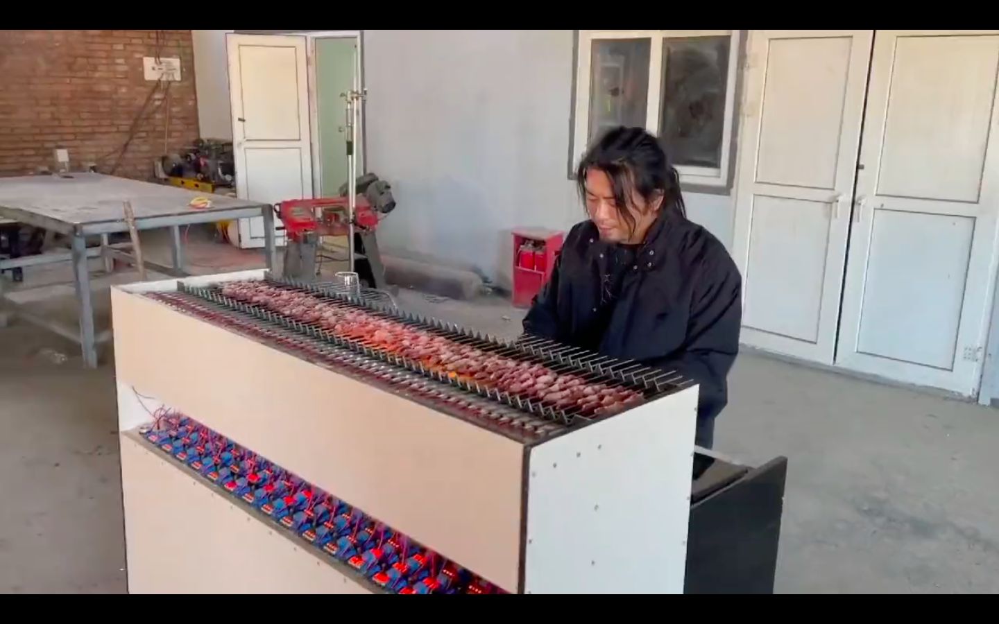 Keren! Pria di China Sukses buat Piano Sekaligus Panggangan Sate