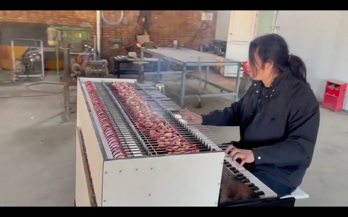 Keren! Pria di China Sukses buat Piano Sekaligus Panggangan Sate