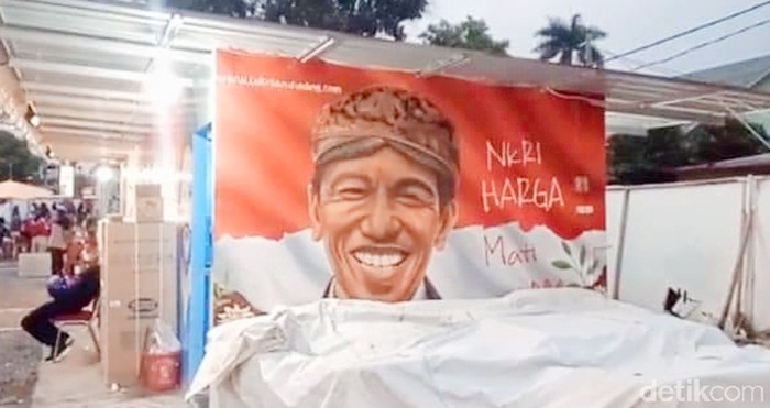 Kerumunan saat pembukaan Binjai Milenial Market yang menampilkan penari waria jadi sorotan. Selain itu, keberadaan mural Jokowi juga menimbulkan polemik. (dok Istimewa)