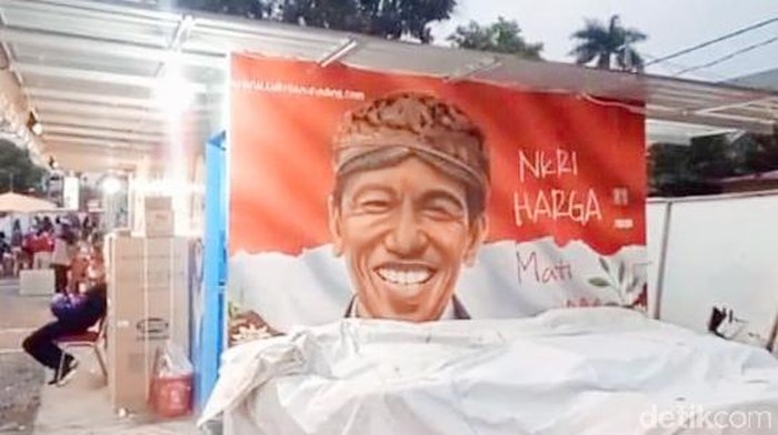 Kerumunan saat pembukaan Binjai Milenial Market yang menampilkan penari waria jadi sorotan. Selain itu, keberadaan mural Jokowi juga menimbulkan polemik. (dok Istimewa)