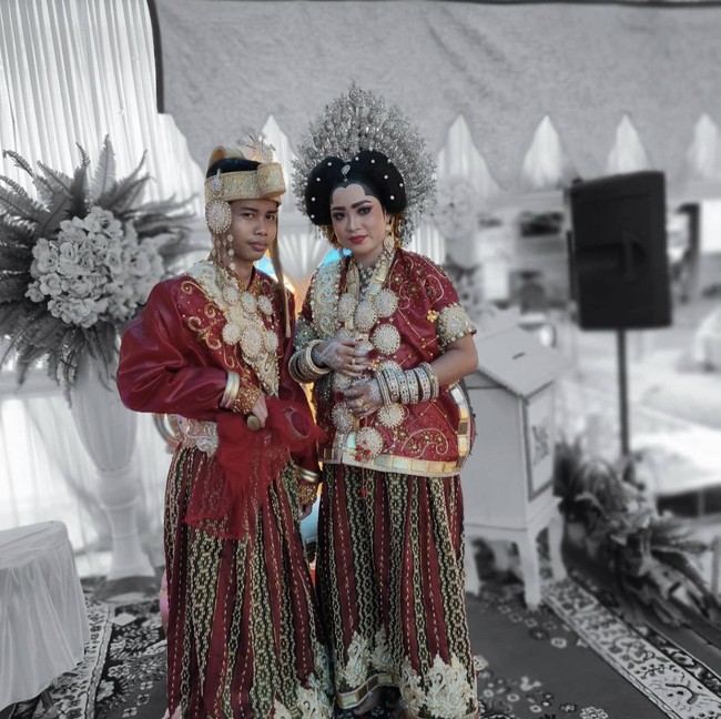 Setiap orang tak bisa menduga siapa yang akan menjadi pasangan hidup kelak. Seperti kisah wanita ini yang menikah dengan pamannya sendiri. Seperti apa ceritanya? Kisah tersebut awalnya diunggah oleh akun TikTok @indahnya_veri. Dia mengungkap kisah pasangan bertemu jodoh yang ternyata berada di depan mata. Video memperlihatkan pernikahan tersebut digelar dengan menggunakan adat Bugis.  Foto: Dok. Instagram @indahnya_veri.