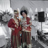 Setiap orang tak bisa menduga siapa yang akan menjadi pasangan hidup kelak. Seperti kisah wanita ini yang menikah dengan pamannya sendiri. Seperti apa ceritanya? Kisah tersebut awalnya diunggah oleh akun TikTok @indahnya_veri. Dia mengungkap kisah pasangan bertemu jodoh yang ternyata berada di depan mata. Video memperlihatkan pernikahan tersebut digelar dengan menggunakan adat Bugis.  Foto: Dok. Instagram @indahnya_veri.