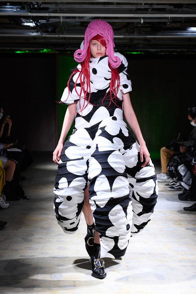Koleksi busana Spring/Summer 2022 Comme Des Garcons yang bertemakan floral. Foto: Comme Des Garcons.