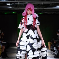 Koleksi busana Spring/Summer 2022 Comme Des Garcons yang bertemakan floral. Foto: Comme Des Garcons.