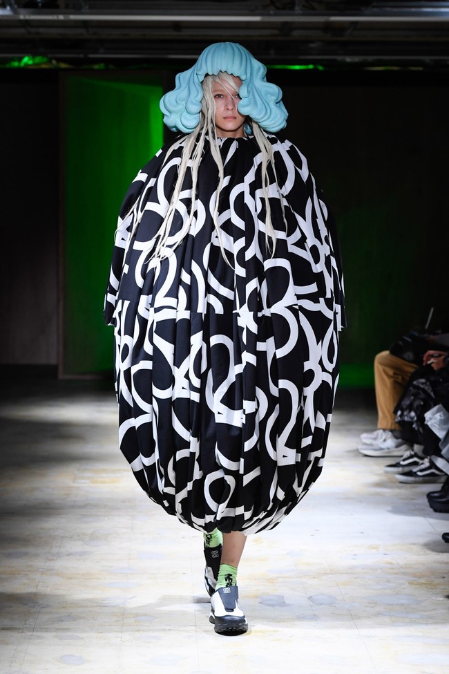 Koleksi busana Spring/Summer 2022 Comme Des Garcons yang bertemakan floral. Foto: Comme Des Garcons.