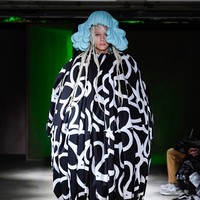 Koleksi busana Spring/Summer 2022 Comme Des Garcons yang bertemakan floral. Foto: Comme Des Garcons.