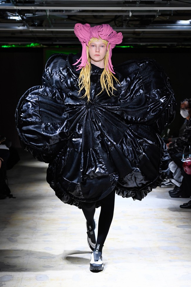 Koleksi busana Spring/Summer 2022 Comme Des Garcons yang bertemakan floral. Foto: Comme Des Garcons.