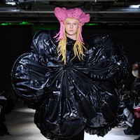 Koleksi busana Spring/Summer 2022 Comme Des Garcons yang bertemakan floral. Foto: Comme Des Garcons.