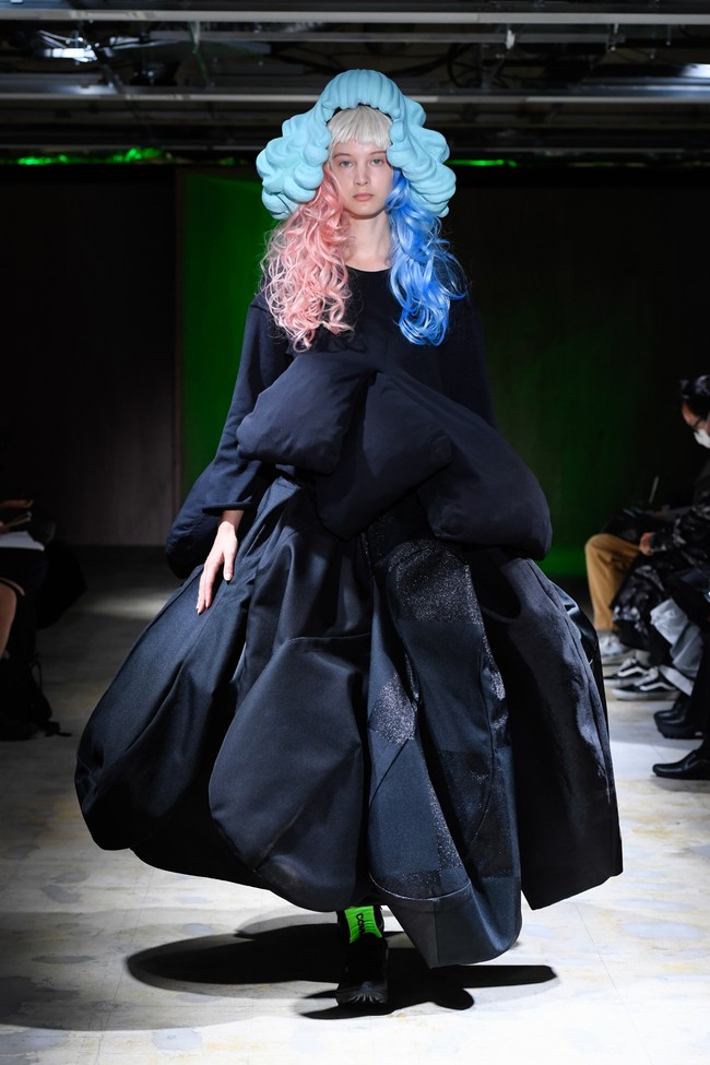 Koleksi busana Spring/Summer 2022 Comme Des Garcons yang bertemakan floral. Foto: Comme Des Garcons.