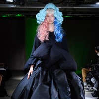 Koleksi busana Spring/Summer 2022 Comme Des Garcons yang bertemakan floral. Foto: Comme Des Garcons.